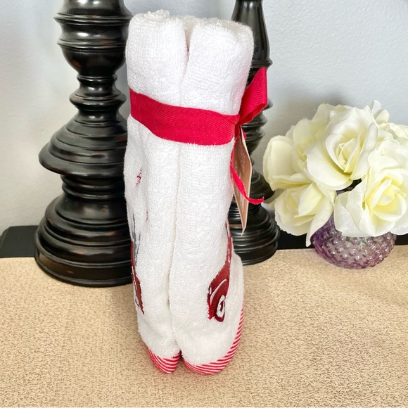 New SET OF 2 FARMHOUSE TRUCK CHRISTMAS TREE Hand Towels - Picture 5 of 6